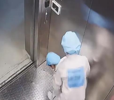 同事打闹却遭男同事袭胸,后辩称只是在开玩笑,构成猥亵行拘七日休闲区蓝鸢梦想 - Www.slyday.coM 同事打闹却遭男同事袭胸,后辩称只是在开玩笑,构成猥亵行拘七日休闲区蓝鸢梦想 - Www.slyday.coM