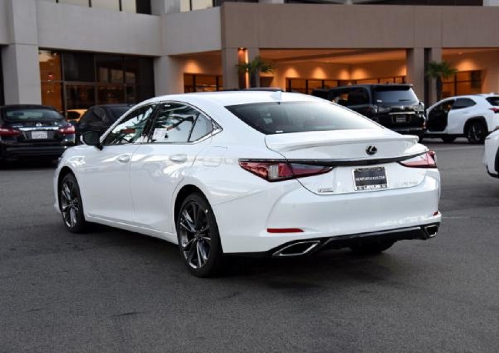 与奔驰E级同级,这款日系豪车29万起,老司机:加价仍一车难求