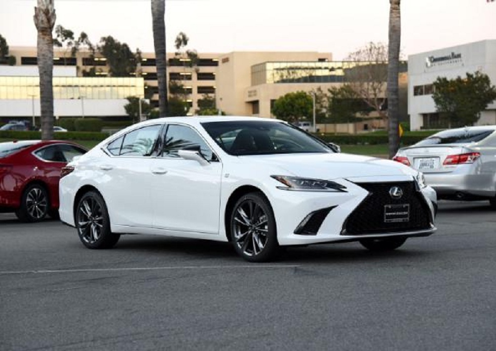 与奔驰E级同级,这款日系豪车29万起,老司机:加价仍一车难求