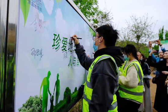 山东青岛:用社会实践为世界地球日发声休闲区蓝鸢梦想 - Www.slyday.coM 山东青岛:用社会实践为世界地球日发声休闲区蓝鸢梦想 - Www.slyday.coM