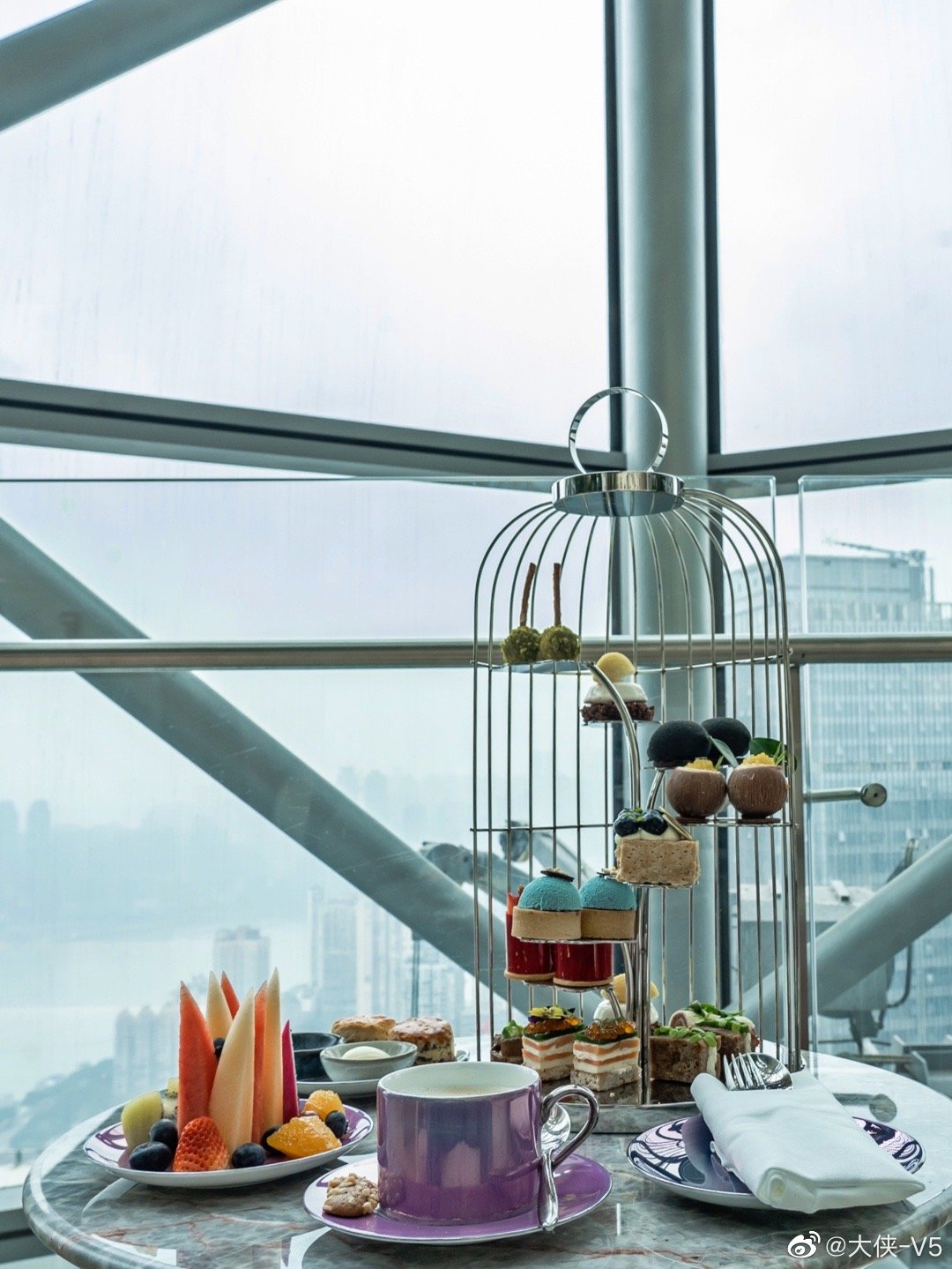 来重庆一定不要错过来福士洲际酒店42层的下午茶……