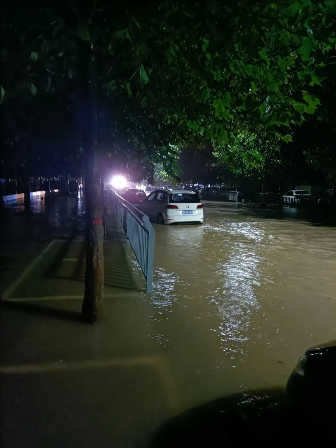 郑州暴雨被困地铁者讲述:水没到脖子,有人给自己录最后一段视频休闲区蓝鸢梦想 - Www.slyday.coM 郑州暴雨被困地铁者讲述:水没到脖子,有人给自己录最后一段视频休闲区蓝鸢梦想 - Www.slyday.coM