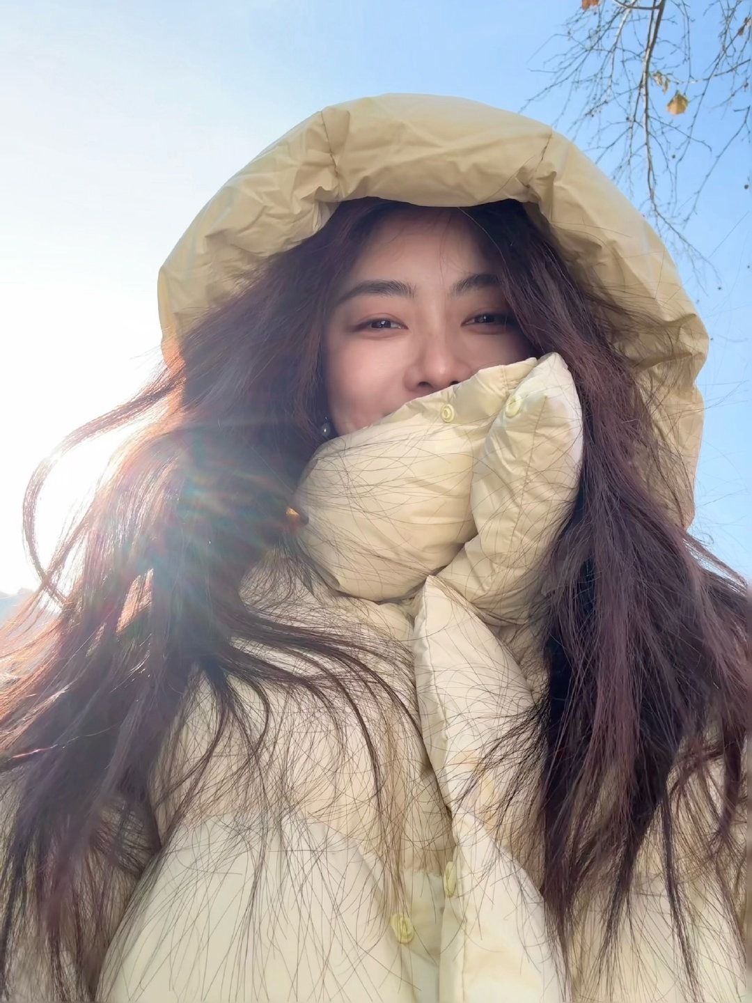 谭松韵立春晒自拍，鹅黄迎春，状态好好多多分享自拍呀