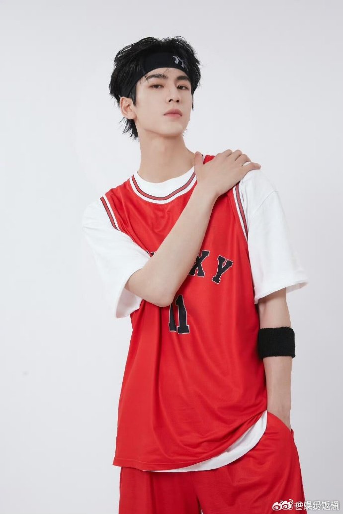 篮球巨星詹姆斯哈登关注演员张凌赫ins