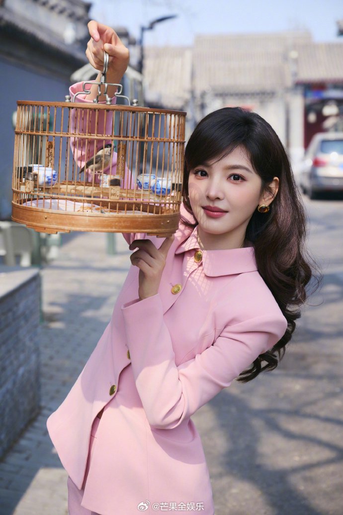 章若楠粉色套装亮相，复古造型甜美吸睛