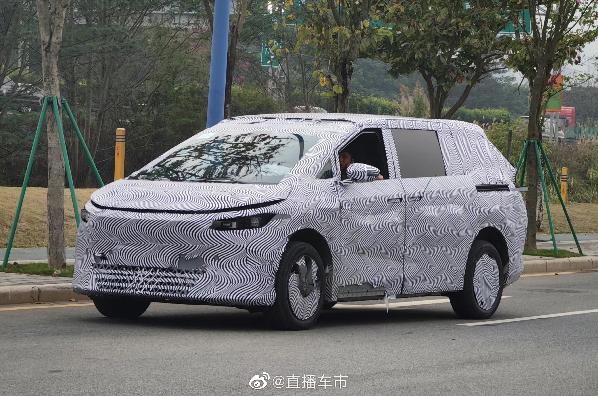 小鹏MPV谍照曝光