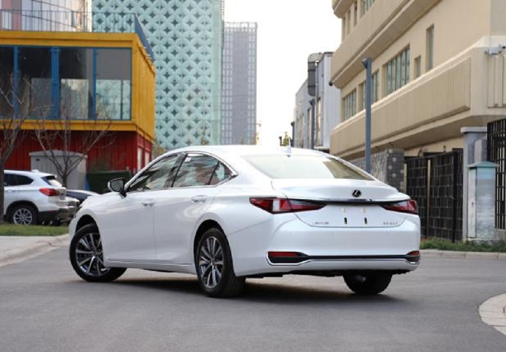 与奔驰E级同级,这款日系豪车29万起,老司机:加价仍一车难求