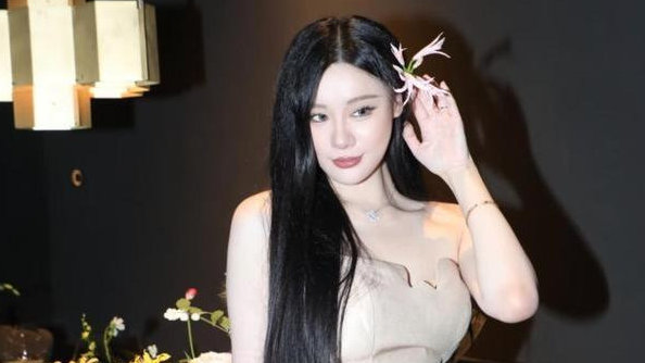 范志毅女儿庆27岁生日，佩戴名贵珠宝，与申花门将男友甜蜜同框