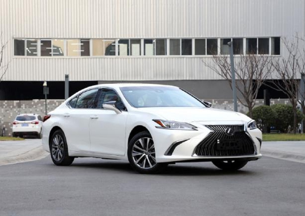 与奔驰E级同级,这款日系豪车29万起,老司机:加价仍一车难求