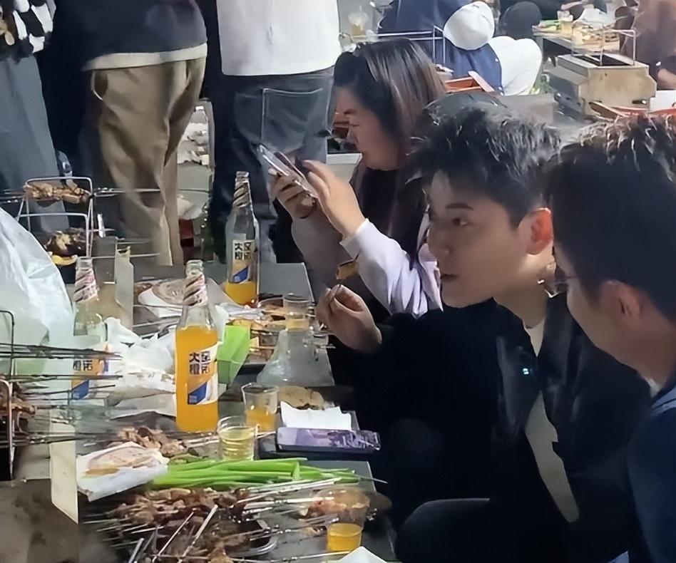 陈翔到淄博吃烧烤，问路人尴尬问题，喜欢他还是苏醒，又被骂惨了休闲区蓝鸢梦想 - Www.slyday.coM