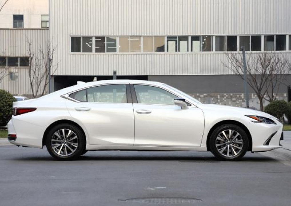 与奔驰E级同级,这款日系豪车29万起,老司机:加价仍一车难求