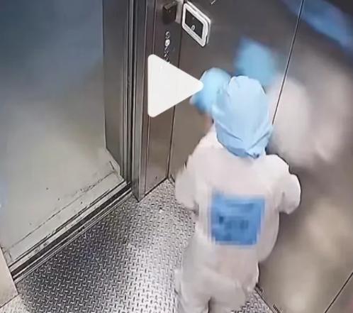 同事打闹却遭男同事袭胸,后辩称只是在开玩笑,构成猥亵行拘七日休闲区蓝鸢梦想 - Www.slyday.coM 同事打闹却遭男同事袭胸,后辩称只是在开玩笑,构成猥亵行拘七日休闲区蓝鸢梦想 - Www.slyday.coM