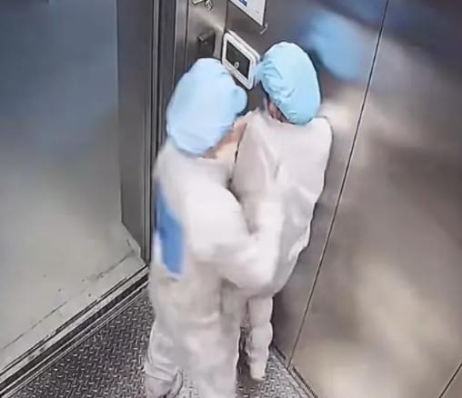 同事打闹却遭男同事袭胸,后辩称只是在开玩笑,构成猥亵行拘七日休闲区蓝鸢梦想 - Www.slyday.coM 同事打闹却遭男同事袭胸,后辩称只是在开玩笑,构成猥亵行拘七日休闲区蓝鸢梦想 - Www.slyday.coM