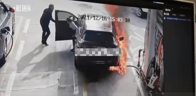 太惊险!男子在加油站强行拔掉油枪点燃汽车,当时车里还有人!网友:必须严惩休闲区蓝鸢梦想 - Www.slyday.coM 太惊险!男子在加油站强行拔掉油枪点燃汽车,当时车里还有人!网友:必须严惩休闲区蓝鸢梦想 - Www.slyday.coM