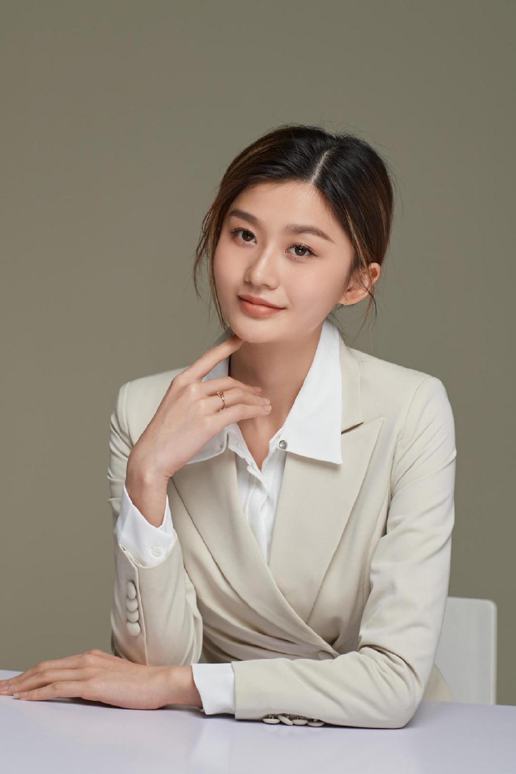 职场上应该「隐藏情绪」,还是应该鼓励「情绪自由」?