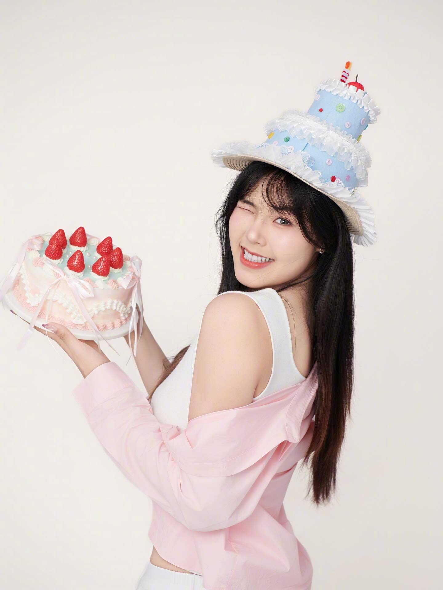 李月汝生日晒照：在属于我的这一天，被爱包围！