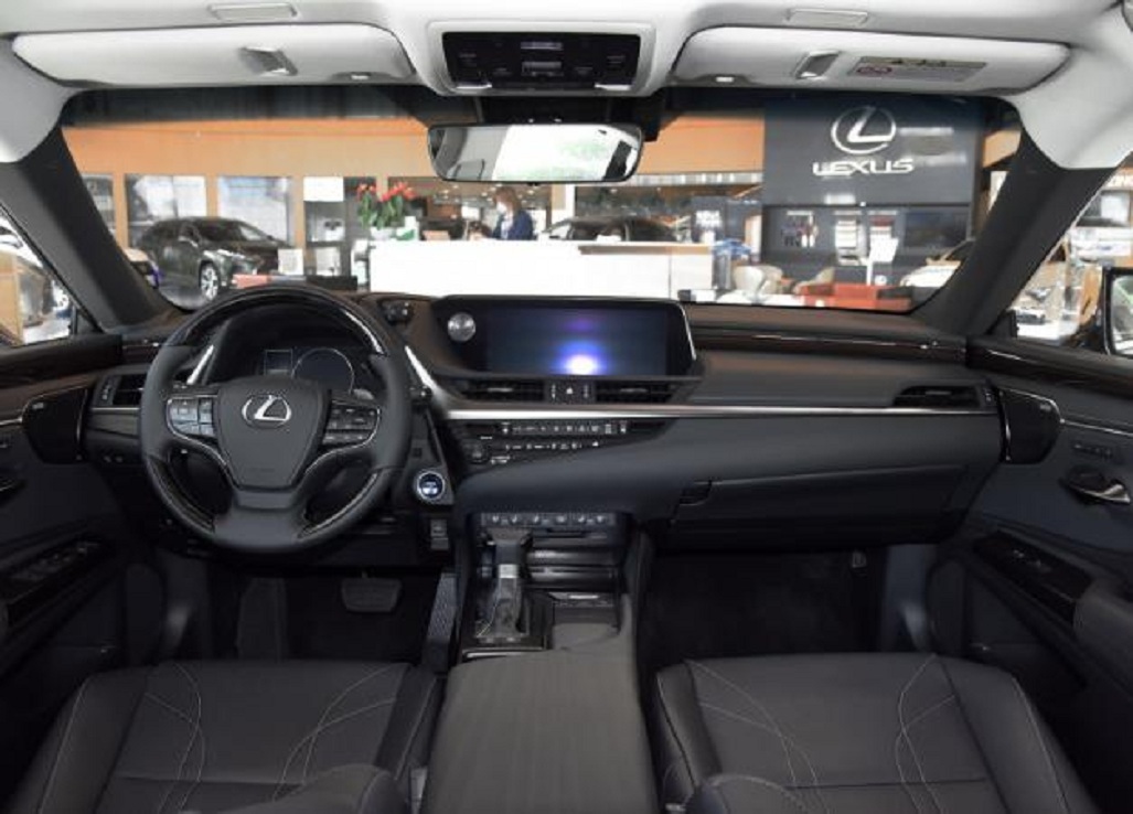 与奔驰E级同级,这款日系豪车29万起,老司机:加价仍一车难求