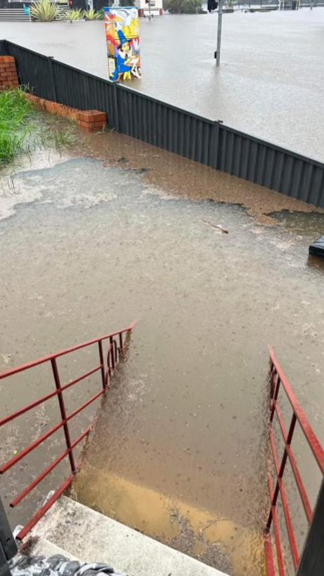 澳洲多地遭恐怖洪水暴袭，全城被淹，专家：雨还要下数月