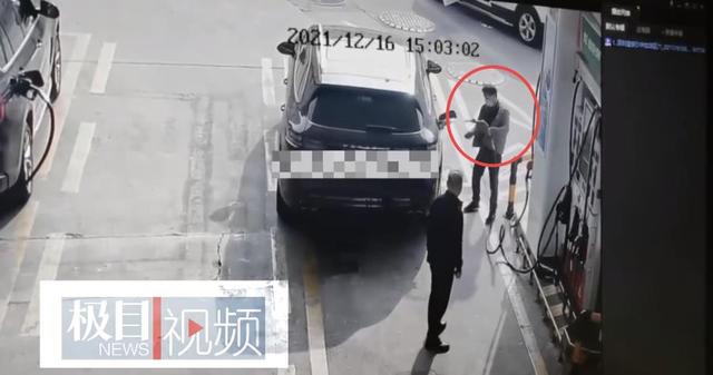 太惊险!男子在加油站强行拔掉油枪点燃汽车,当时车里还有人!网友:必须严惩休闲区蓝鸢梦想 - Www.slyday.coM 太惊险!男子在加油站强行拔掉油枪点燃汽车,当时车里还有人!网友:必须严惩休闲区蓝鸢梦想 - Www.slyday.coM