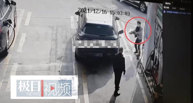 太惊险!男子在加油站强行拔掉油枪点燃汽车,当时车里还有人!网友:必须严惩休闲区蓝鸢梦想 - Www.slyday.coM 太惊险!男子在加油站强行拔掉油枪点燃汽车,当时车里还有人!网友:必须严惩休闲区蓝鸢梦想 - Www.slyday.coM