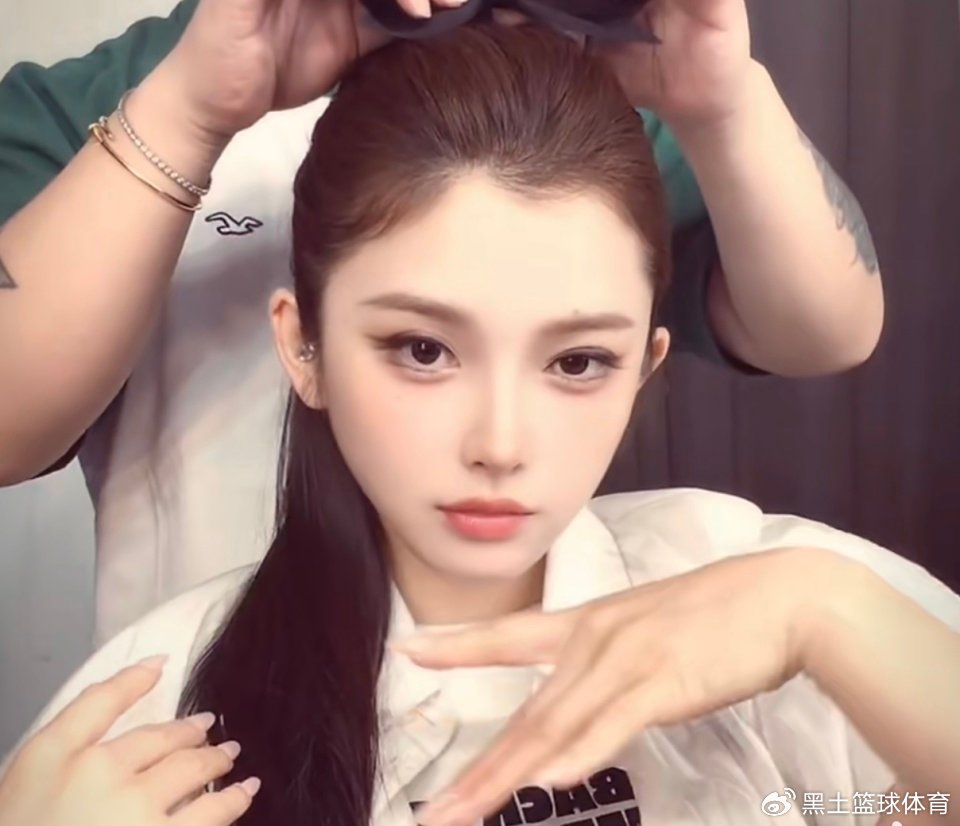 吴艳妮终于回归长发！网友直呼没认出来 曾回应：讨厌我也得给我忍着