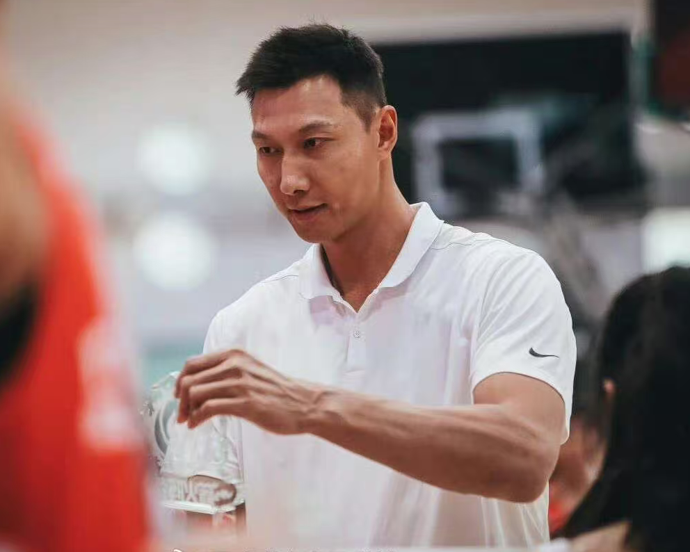 神色落寞，易建联罕见现身，上任新岗位，儿子国籍悬念揭晓