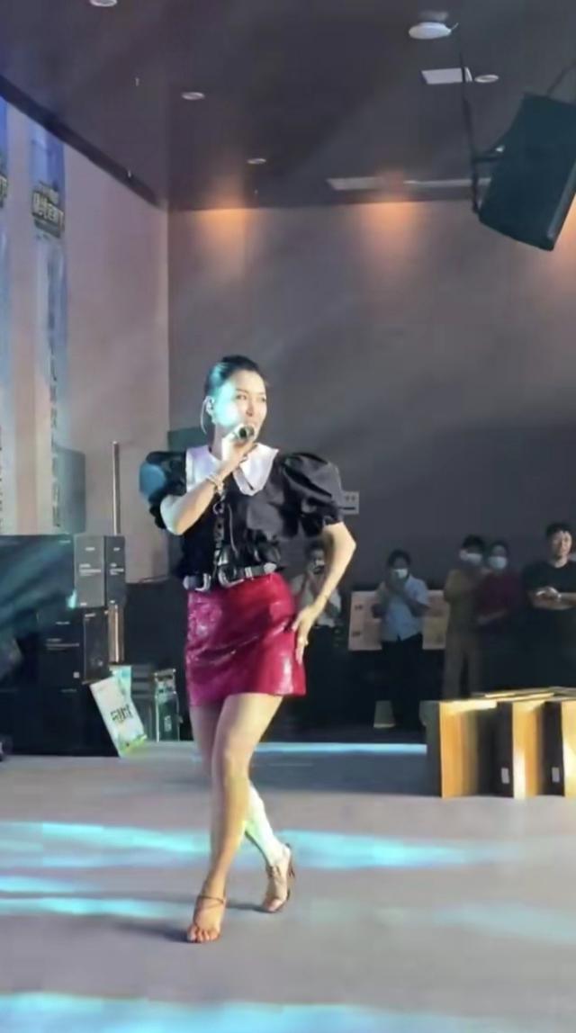42岁王蓉赚钱不容易,参加商演场地简陋,仍卖力演出又唱又跳