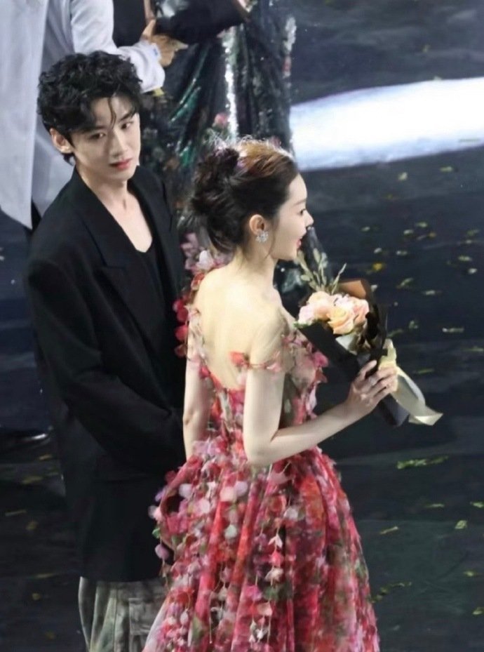 宋轶三平台背景均为情侣图