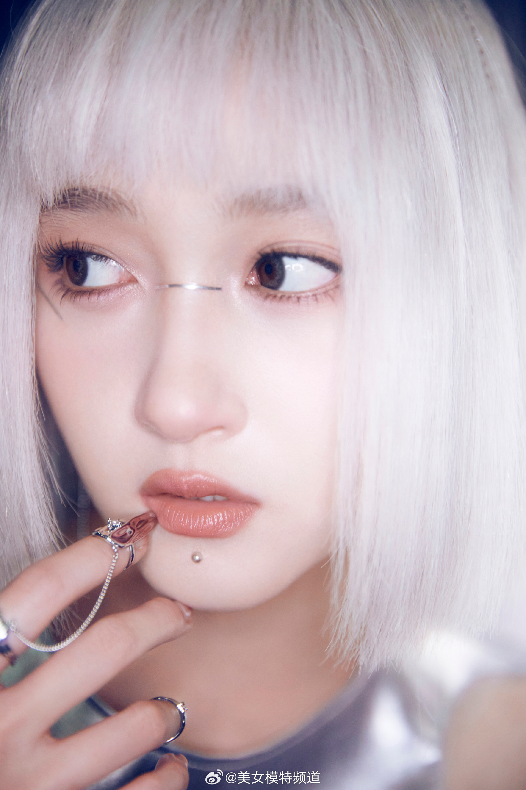 关晓彤机械姬妆大片