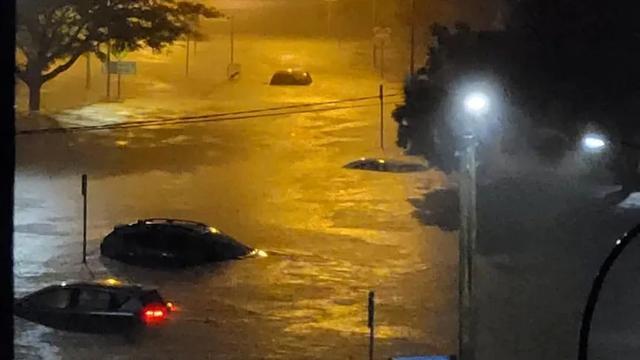 澳洲多地遭恐怖洪水暴袭，全城被淹，专家：雨还要下数月