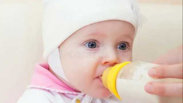 喂奶时，宝宝吃一阵停一阵是怎么回事？