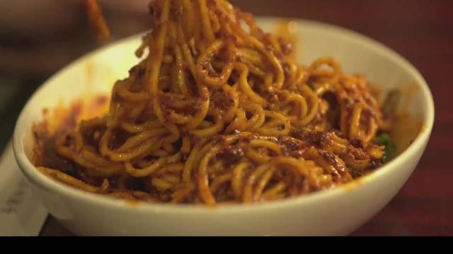 饥饿的午后，他迷失在了四川担担面的美味之中