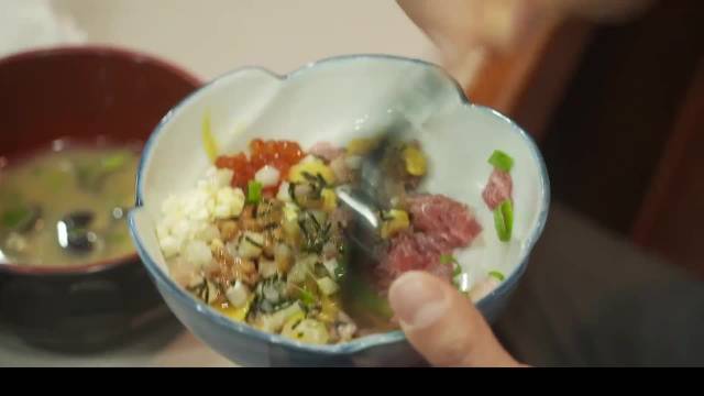 饥饿的午后，他在商店街的居酒屋内，收获了一份久违的大满足