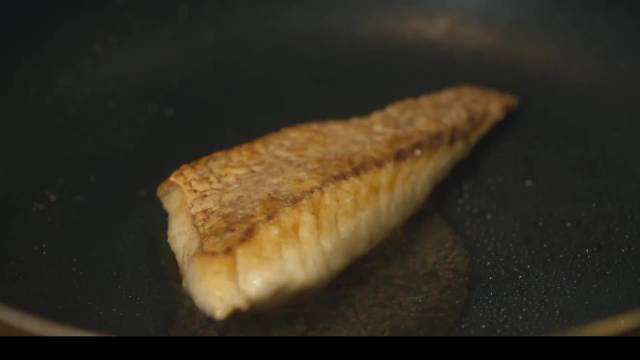 饥饿的午后，他在一眼锁定的家庭餐馆内，折服于美味的海鲜料理