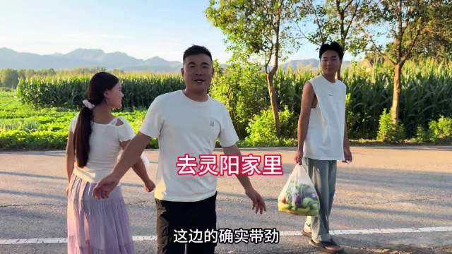 今天李佳带着三个孩子回娘家了，阿杜却偷偷的去灵阳家里拿鸡子