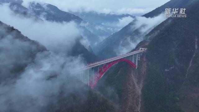 重庆巫溪：寒潮之下 守护高速公路通行安全