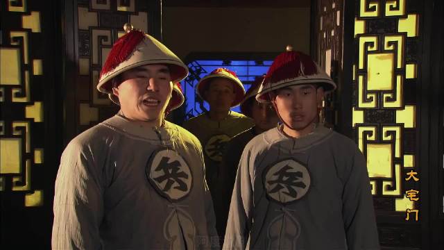 出去，你得让我把裤子穿上啊