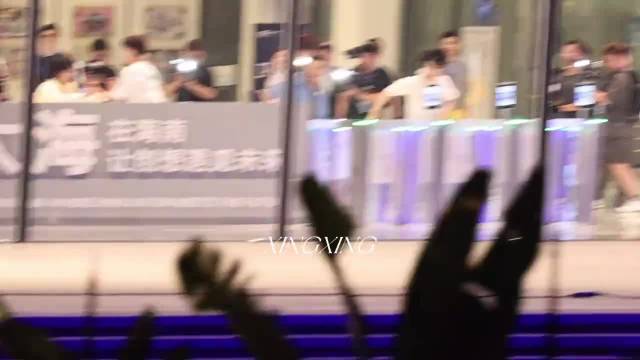 撕名牌啦 战况好激烈！