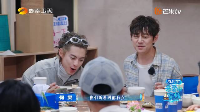 何炅模仿秦岚获全员认可，还原度达200%