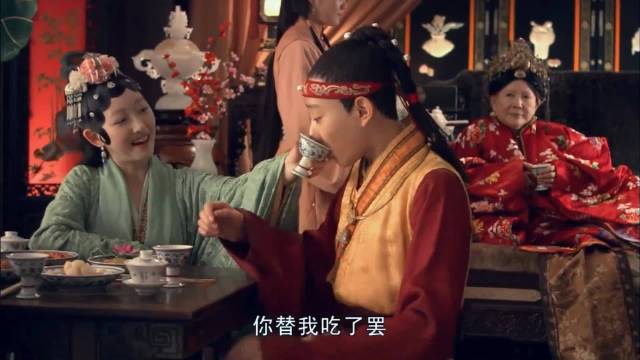 同样是宝玉吃戏：新版像二流子，老版优雅可爱