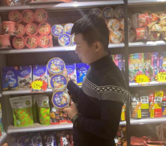 山东“辱母杀人案”于欢出狱1年,创业开店很火爆,学了法律知识休闲区蓝鸢梦想 - Www.slyday.coM 山东“辱母杀人案”于欢出狱1年,创业开店很火爆,学了法律知识休闲区蓝鸢梦想 - Www.slyday.coM