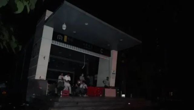 他是抵达郑州地铁5号线的第一批救援人员休闲区蓝鸢梦想 - Www.slyday.coM 他是抵达郑州地铁5号线的第一批救援人员休闲区蓝鸢梦想 - Www.slyday.coM