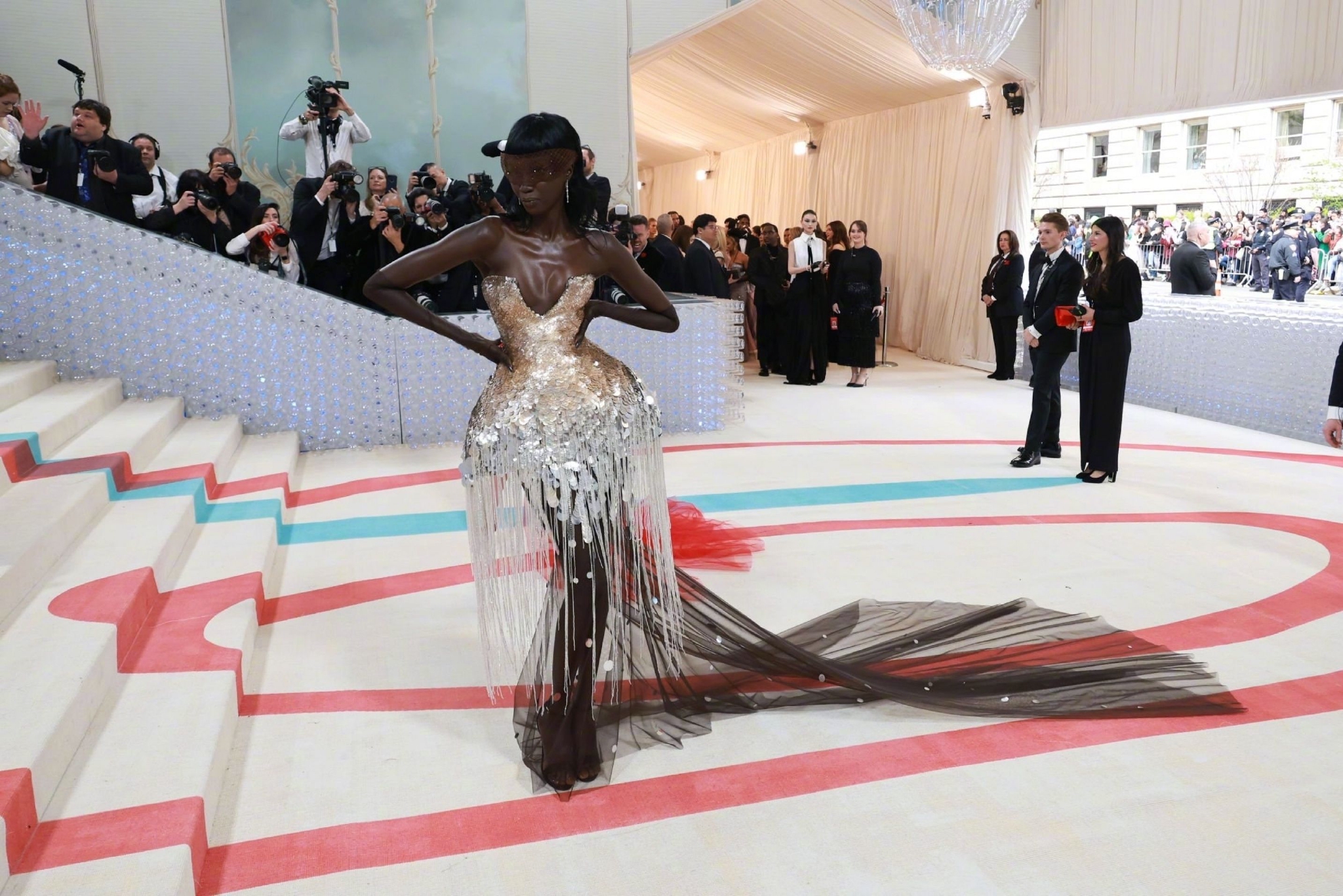 Anok Yai出席今年Met Gala（Karl Lagerfeld A line of beauty）_新浪新闻