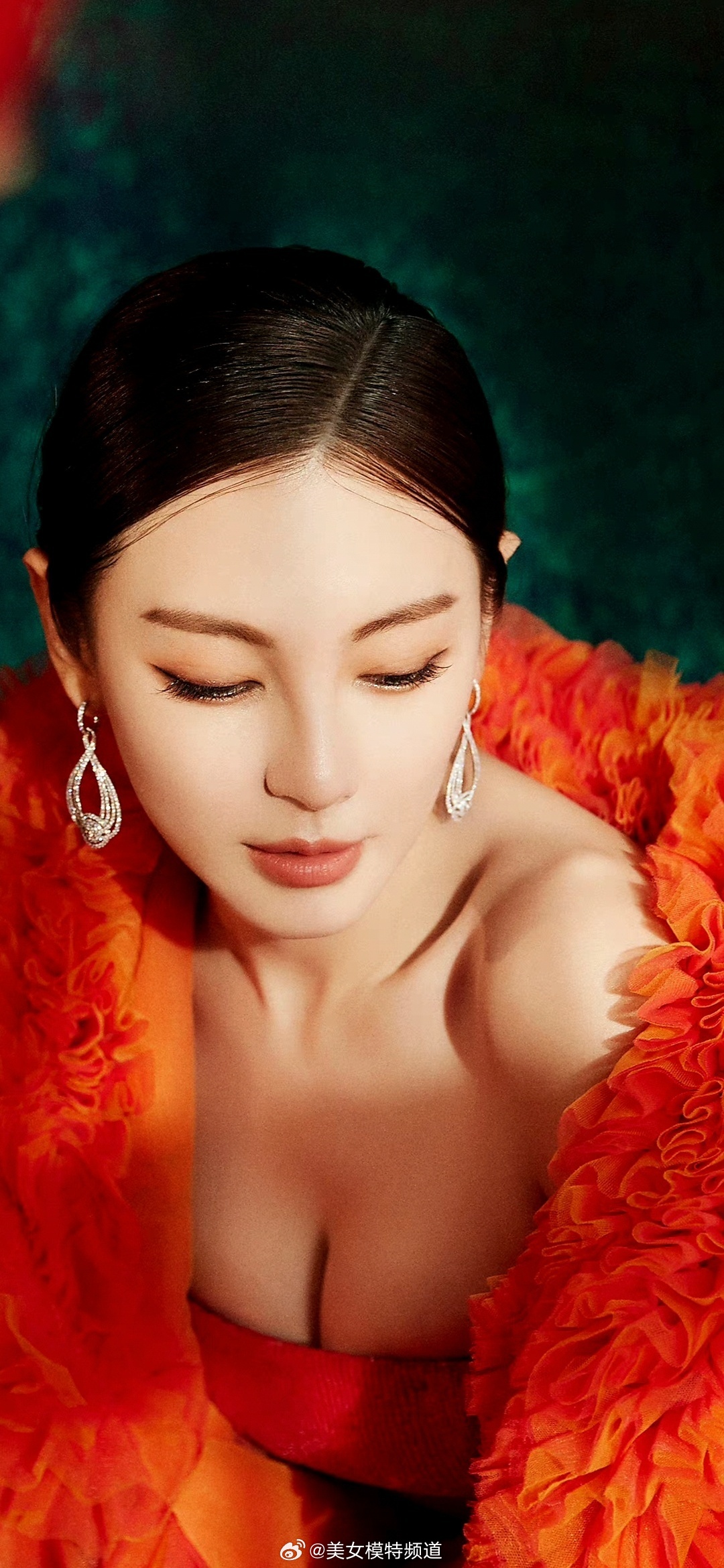 张雨绮红色魅力写真