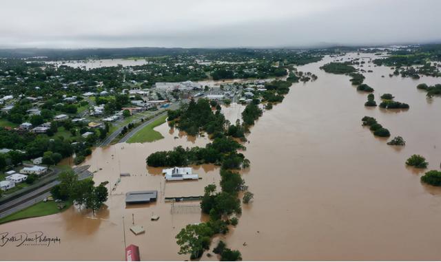 澳洲多地遭恐怖洪水暴袭，全城被淹，专家：雨还要下数月