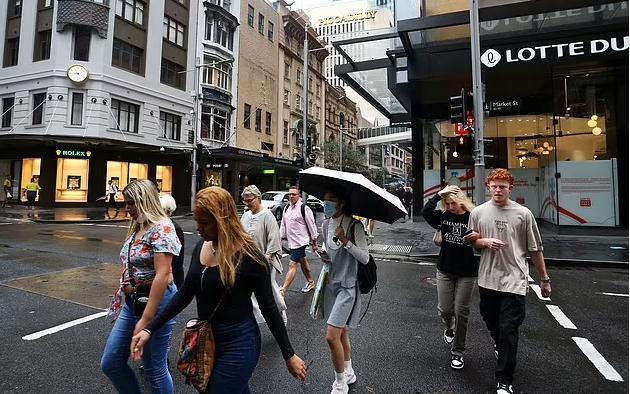 澳洲多地遭恐怖洪水暴袭，全城被淹，专家：雨还要下数月