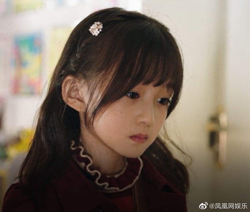 1月19日,在电视剧《司藤》中饰演小司藤的儿童演员陈芷琰晒出与赵露思