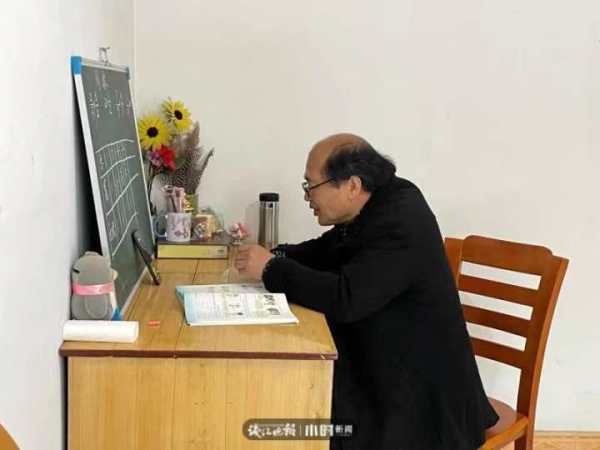 赚钱！不会笔记本电脑素描不娴熟幻灯片，台州这位乡间老教师把白板铅笔“搬”入网课(图2)