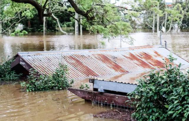 澳洲多地遭恐怖洪水暴袭，全城被淹，专家：雨还要下数月