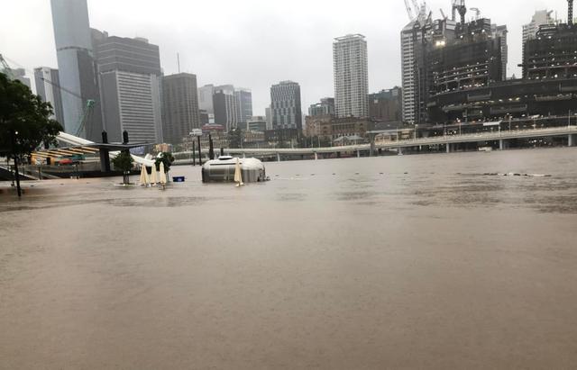 澳洲多地遭恐怖洪水暴袭，全城被淹，专家：雨还要下数月